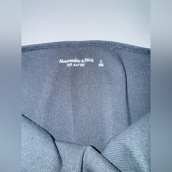 🌻 𝐀𝐛𝐞𝐫𝐜𝐫𝐨𝐦𝐛𝐢𝐞 & 𝐅𝐢𝐭𝐜𝐡 𝐁𝐥𝐚𝐜𝐤 𝐎𝐟𝐟-𝐒𝐡𝐨𝐮𝐥𝐝𝐞𝐫 𝐂𝐫𝐨𝐩 𝐓𝐨𝐩 - Picture 3 of 3